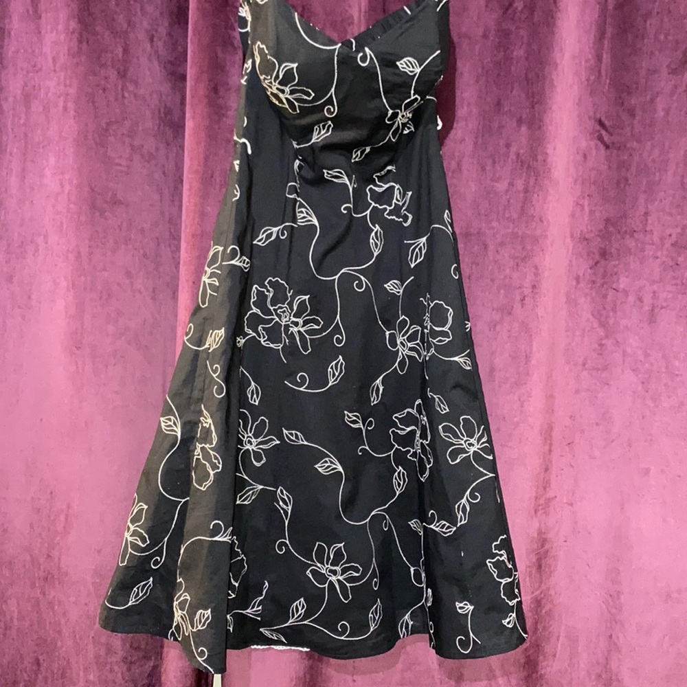 Strapless Fit n flare embroidered dress